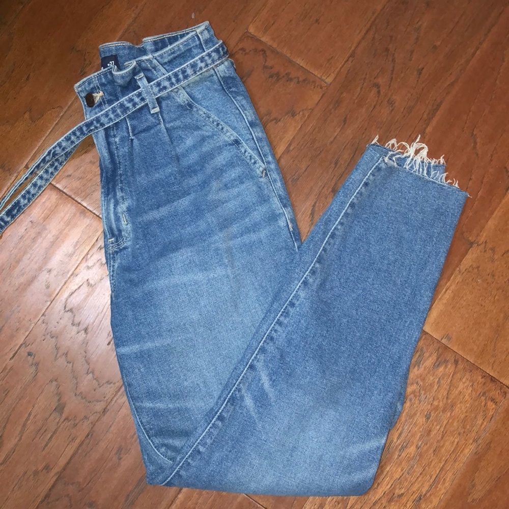 Hollister Ultra High-Rise Mom Jean
